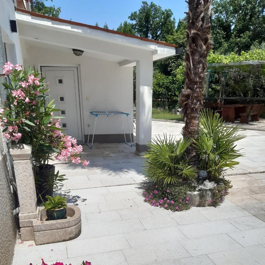 Apartman Nevia Lka Opric المظهر الخارجي الصورة